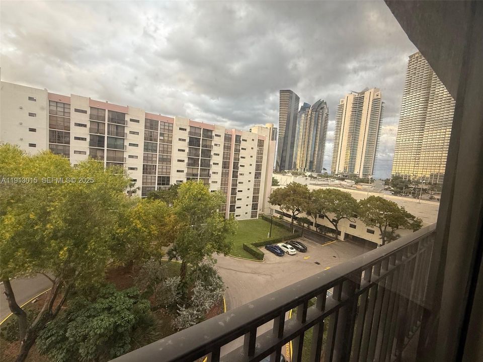 For Rent: $2,200 (2 beds, 2 baths, 1031 Square Feet)