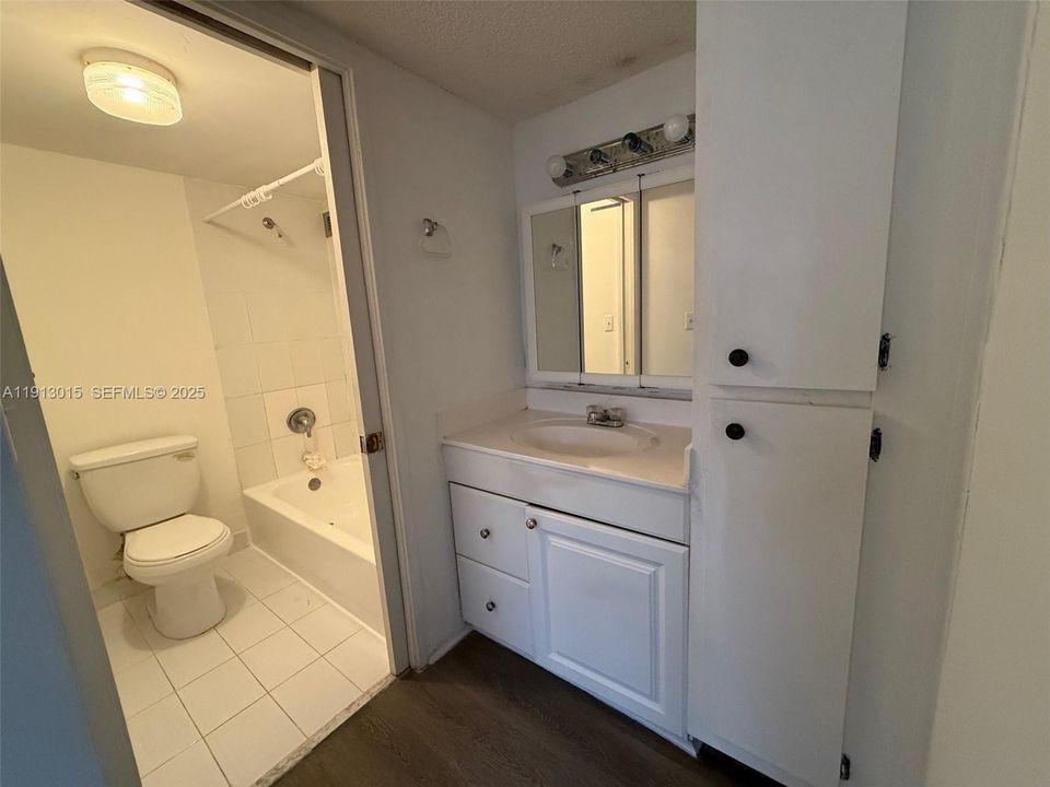 For Rent: $2,200 (2 beds, 2 baths, 1031 Square Feet)
