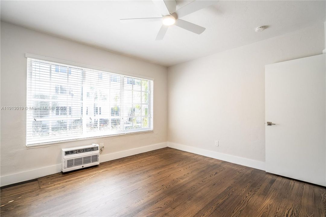 合同活跃: $3,200 (3 贝兹, 2 浴室, 980 平方英尺)