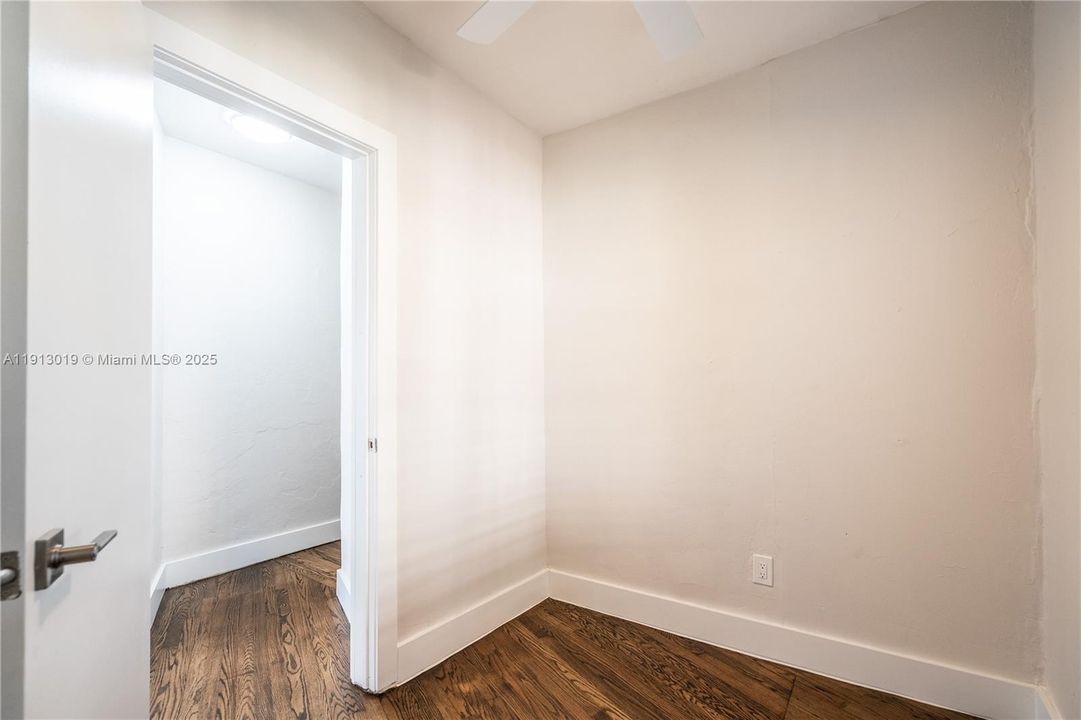 合同活跃: $3,200 (3 贝兹, 2 浴室, 980 平方英尺)