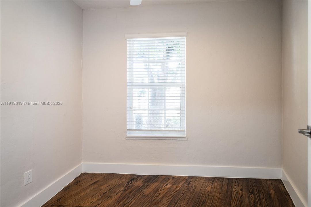 合同活跃: $3,200 (3 贝兹, 2 浴室, 980 平方英尺)