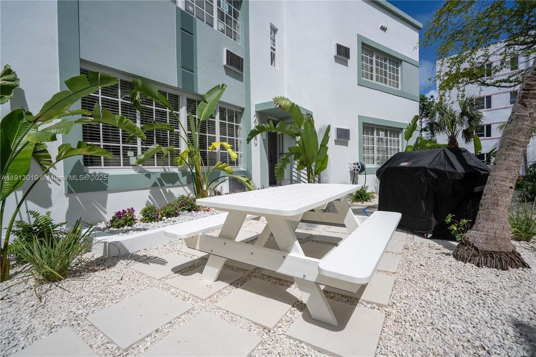 合同活跃: $3,200 (3 贝兹, 2 浴室, 980 平方英尺)