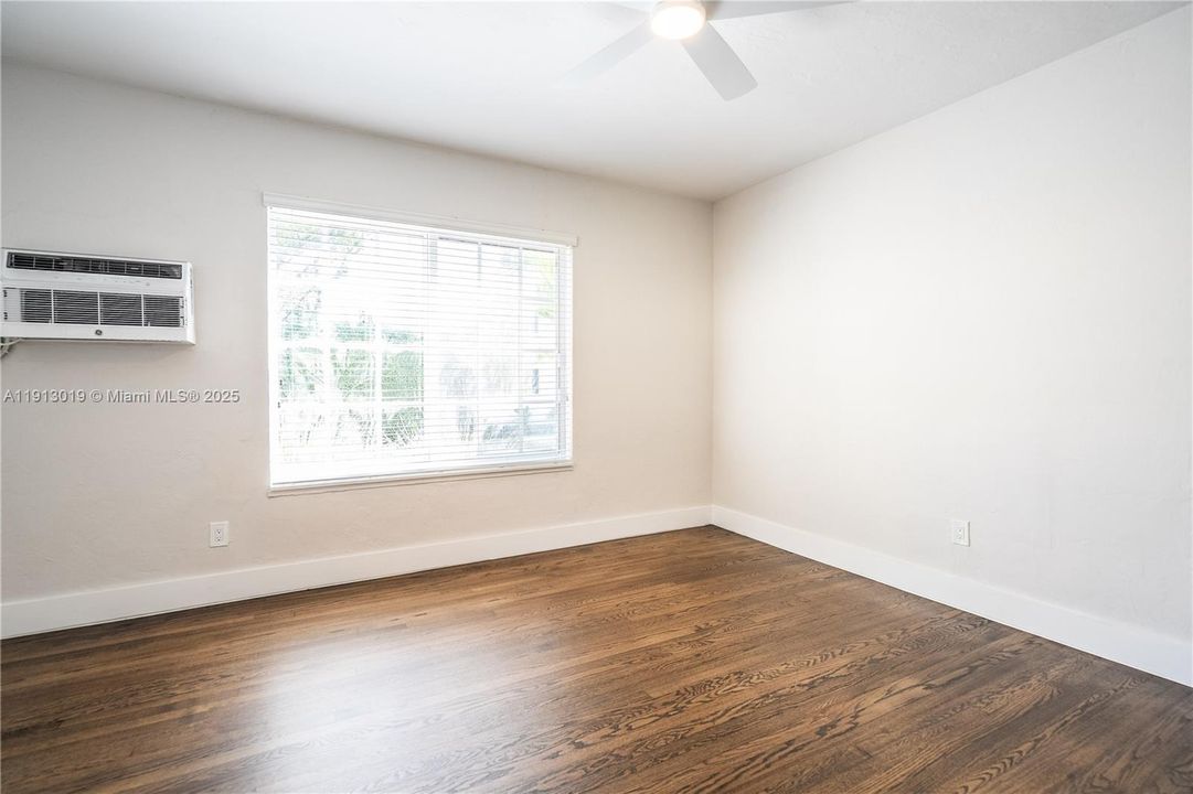 合同活跃: $3,200 (3 贝兹, 2 浴室, 980 平方英尺)