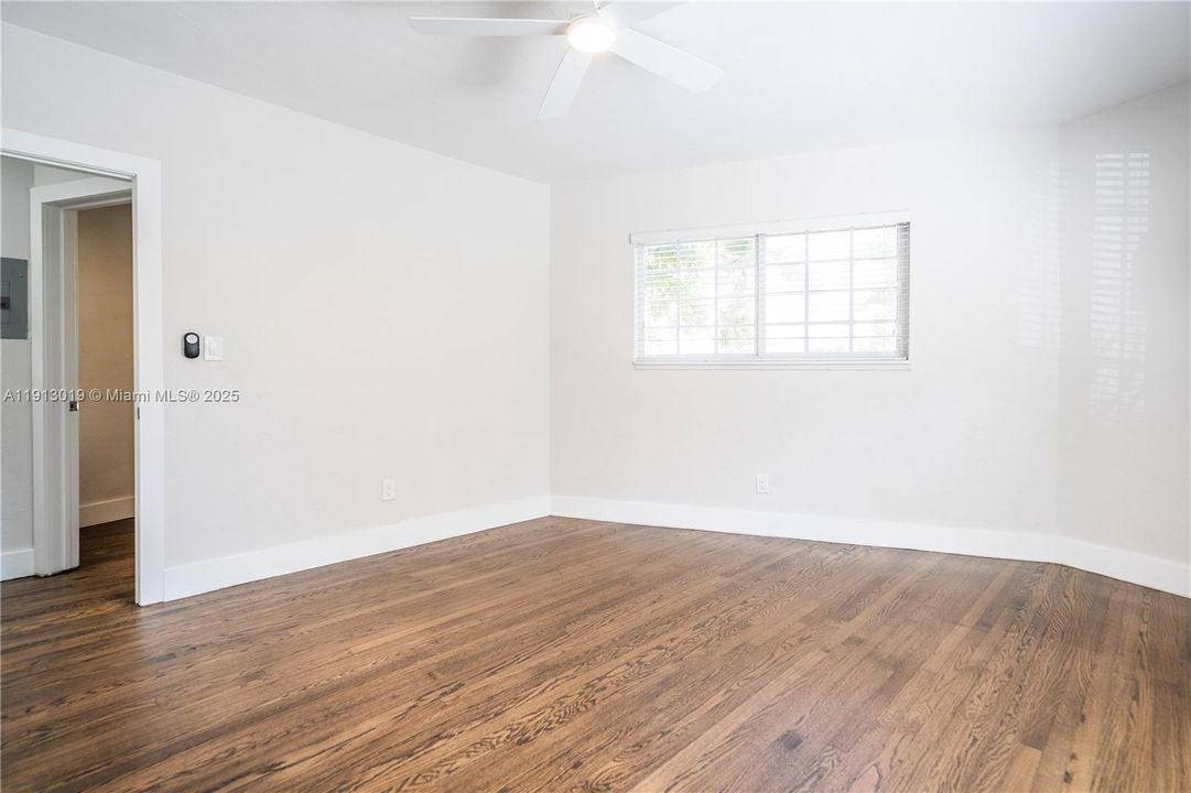 合同活跃: $3,200 (3 贝兹, 2 浴室, 980 平方英尺)