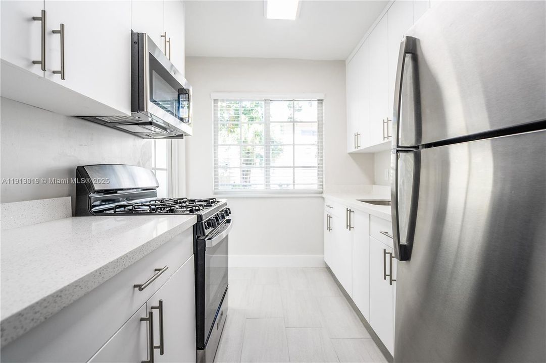 合同活跃: $3,200 (3 贝兹, 2 浴室, 980 平方英尺)