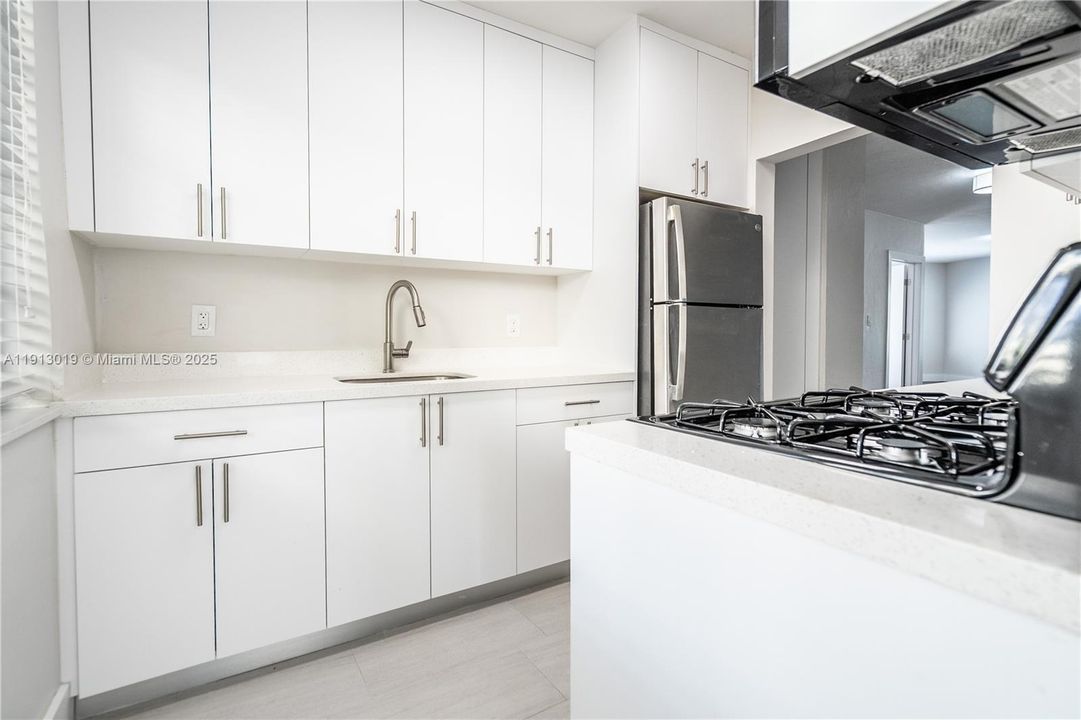 合同活跃: $3,200 (3 贝兹, 2 浴室, 980 平方英尺)