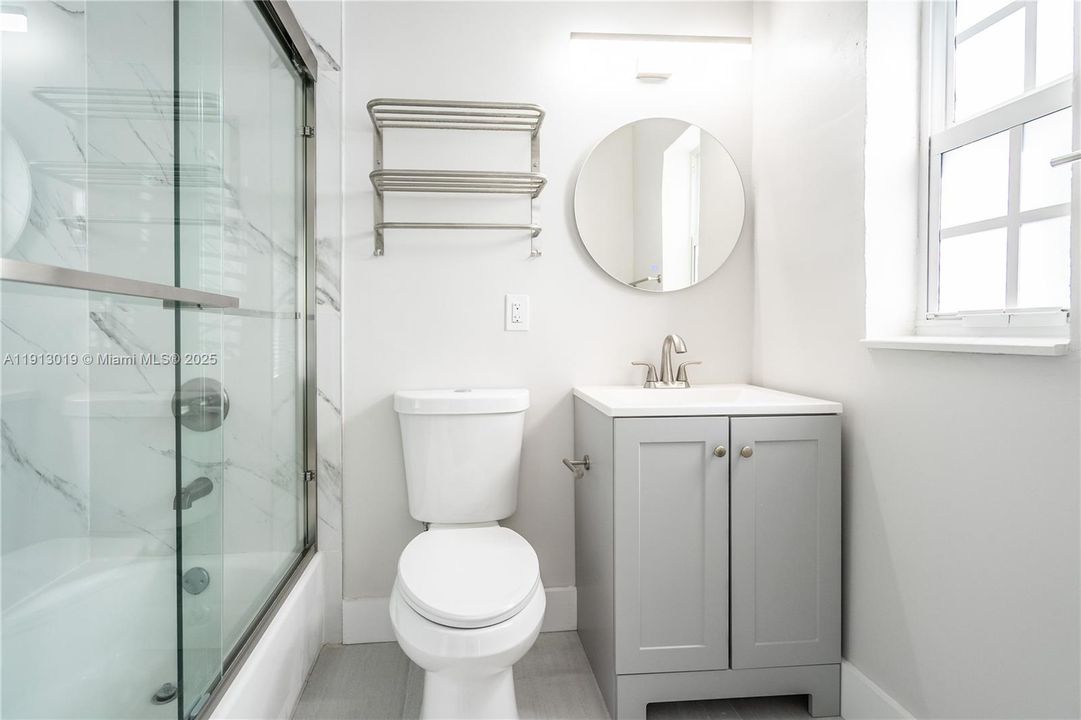 合同活跃: $3,200 (3 贝兹, 2 浴室, 980 平方英尺)