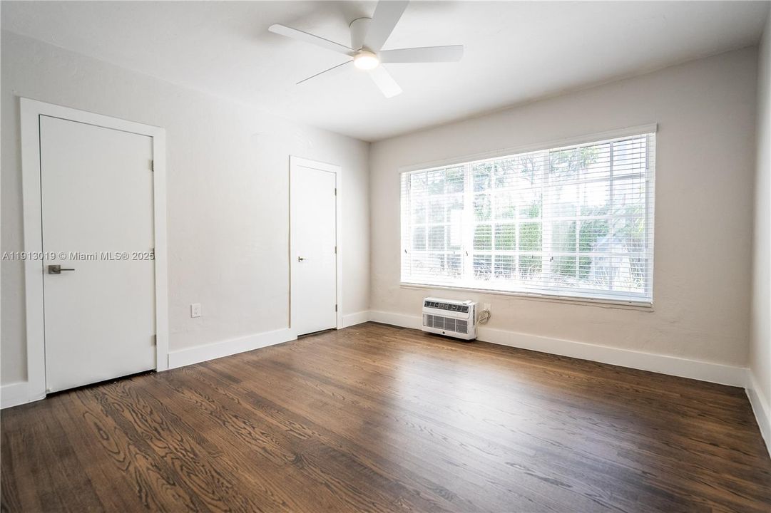 合同活跃: $3,200 (3 贝兹, 2 浴室, 980 平方英尺)