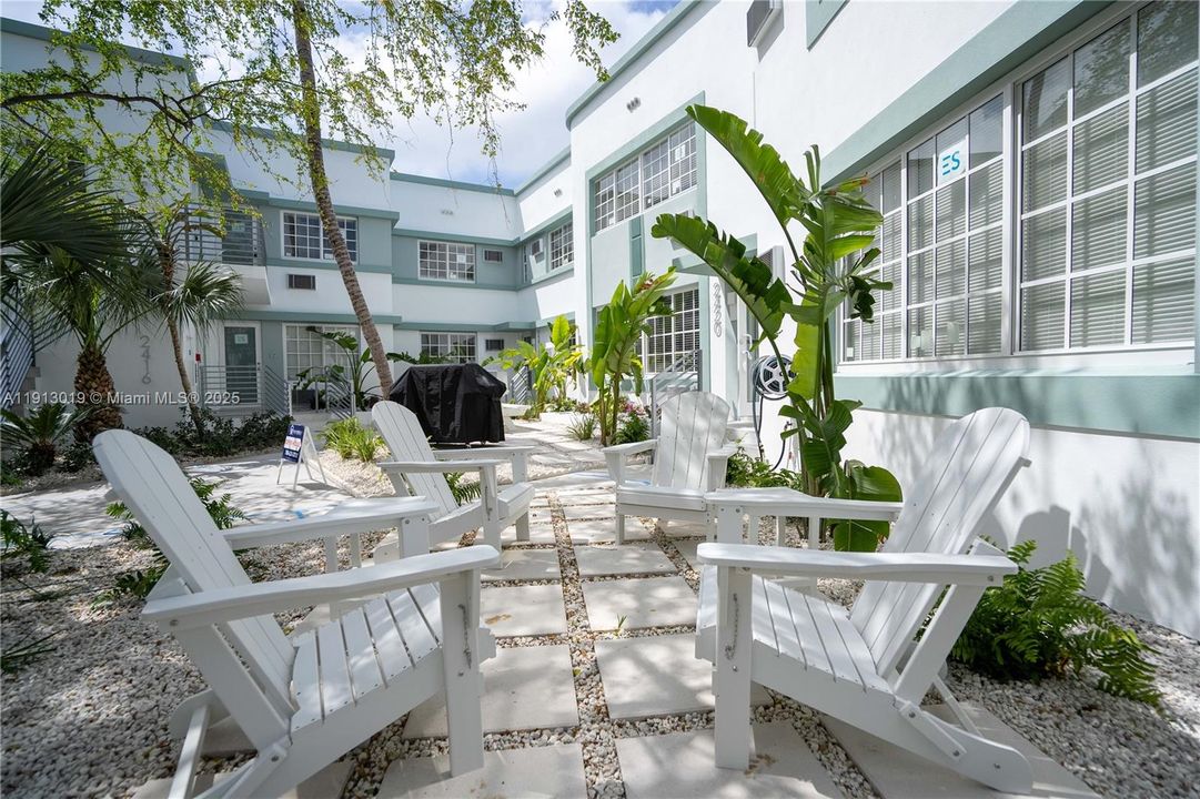 合同活跃: $3,200 (3 贝兹, 2 浴室, 980 平方英尺)