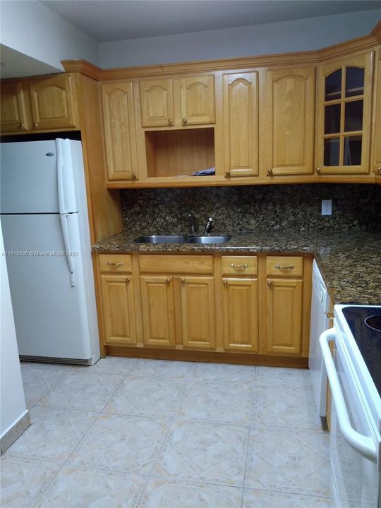 For Sale: $137,000 (1 beds, 1 baths, 790 Square Feet)