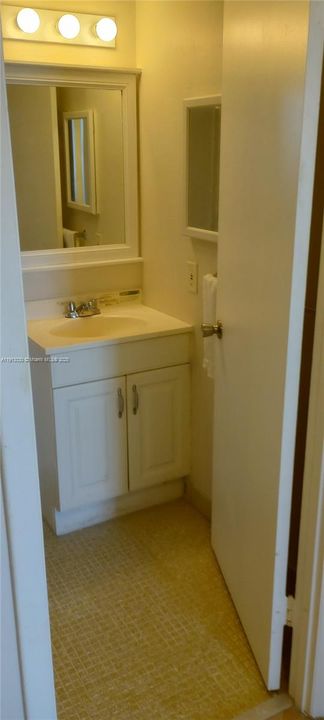 For Sale: $137,000 (1 beds, 1 baths, 790 Square Feet)