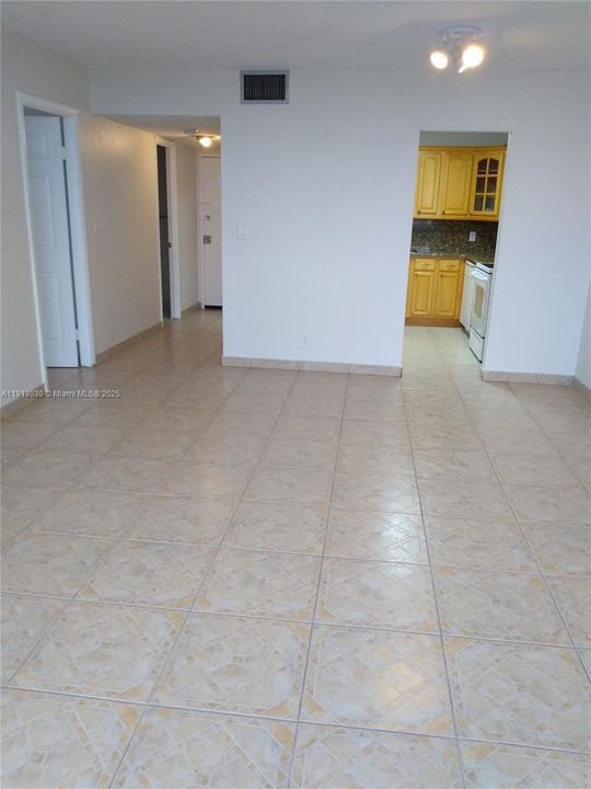 For Sale: $137,000 (1 beds, 1 baths, 790 Square Feet)