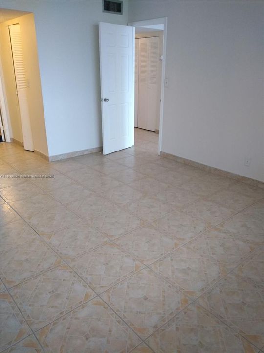 For Sale: $137,000 (1 beds, 1 baths, 790 Square Feet)