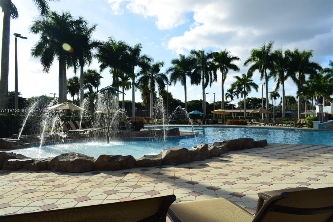 待售: $255,000 (2 贝兹, 2 浴室, 1055 平方英尺)