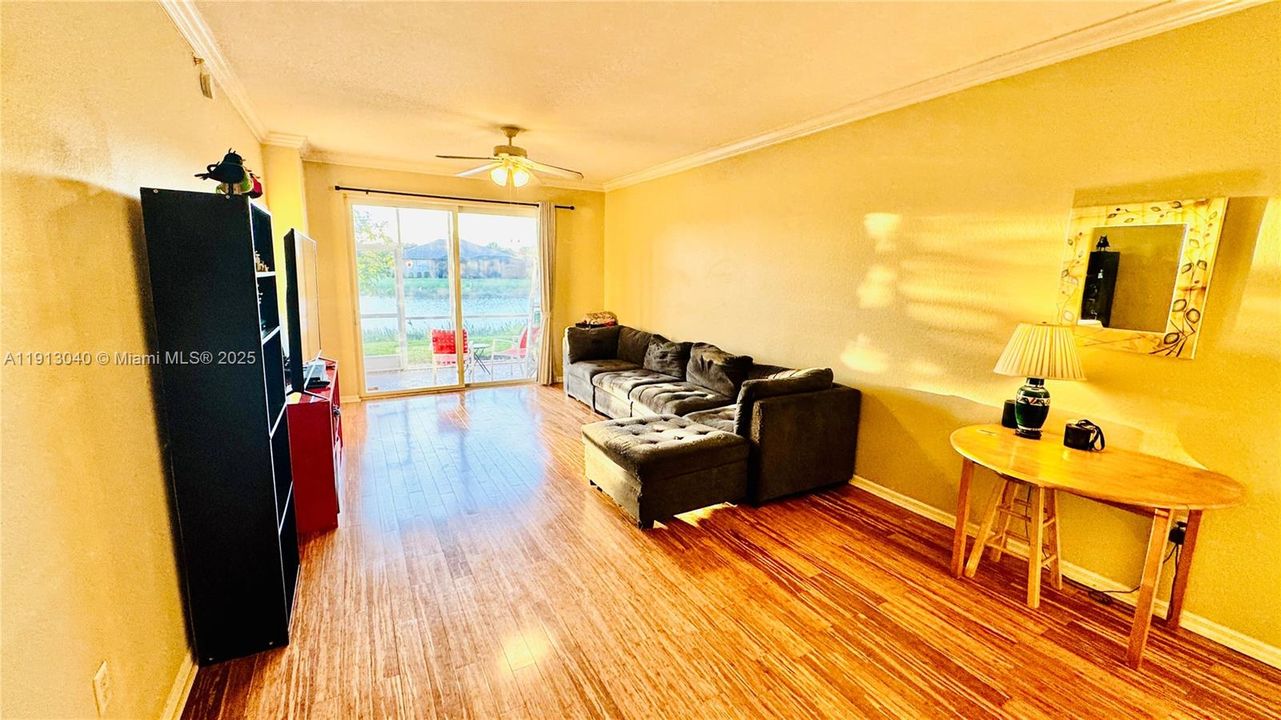 На продажу: $255,000 (2 спален, 2 ванн, 1055 Квадратных фут)