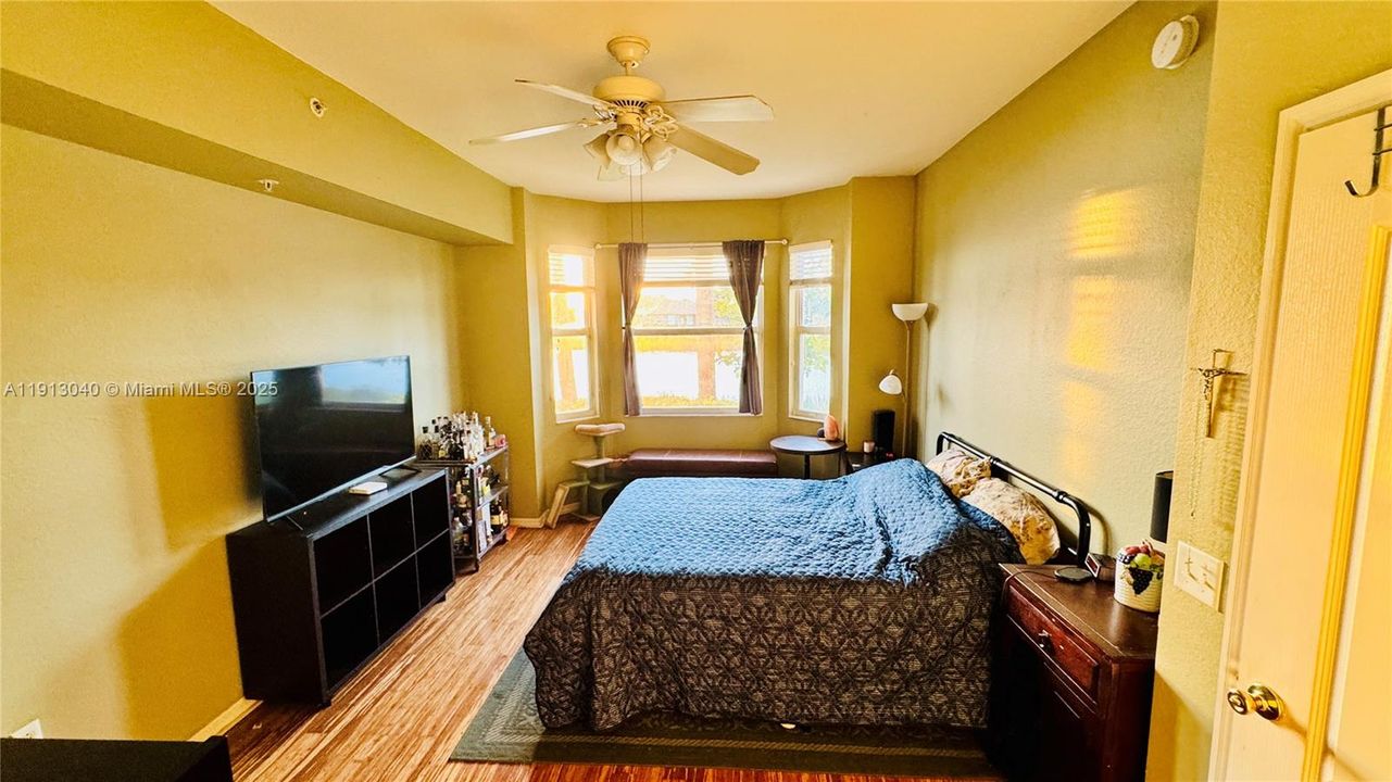 На продажу: $255,000 (2 спален, 2 ванн, 1055 Квадратных фут)