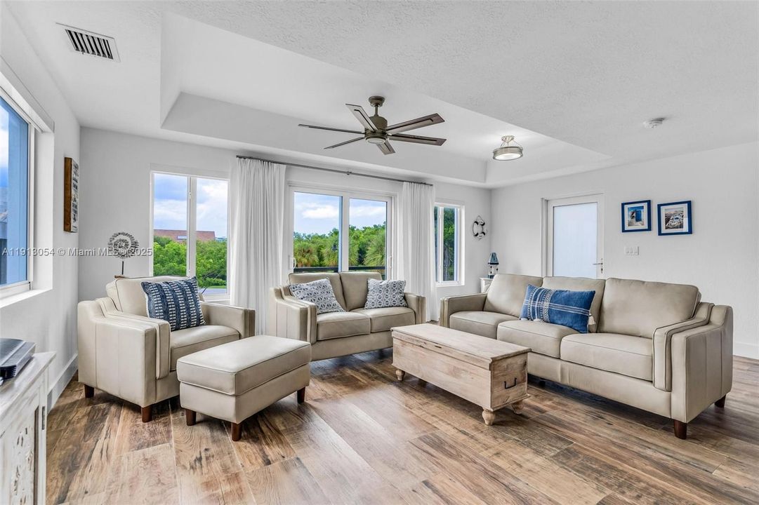 На продажу: $990,000 (3 спален, 2 ванн, 1804 Квадратных фут)