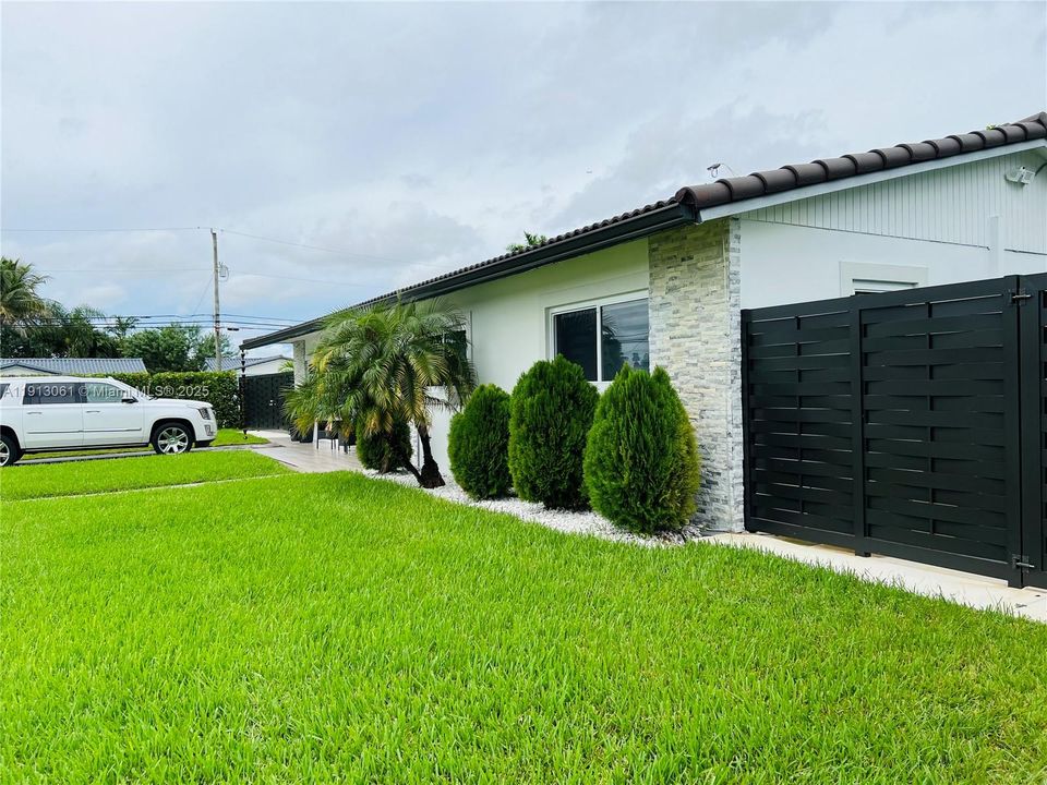 Active With Contract: $965,000 (4 beds, 3 baths, 2314 Square Feet)