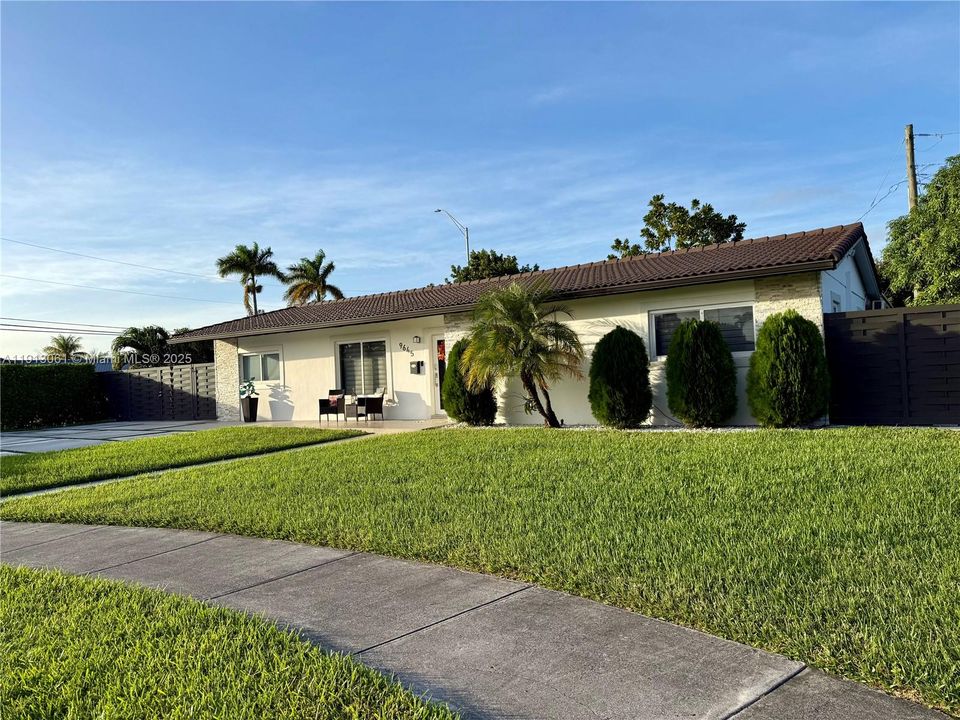 Active With Contract: $965,000 (4 beds, 3 baths, 2314 Square Feet)