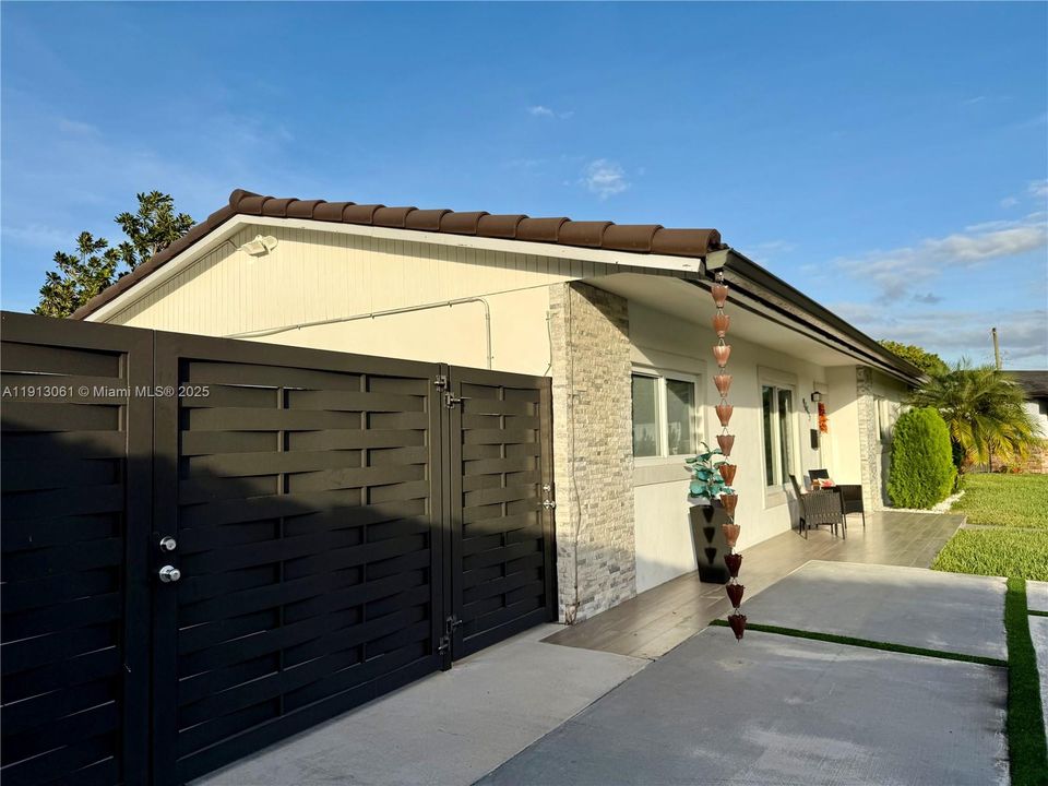 Active With Contract: $965,000 (4 beds, 3 baths, 2314 Square Feet)