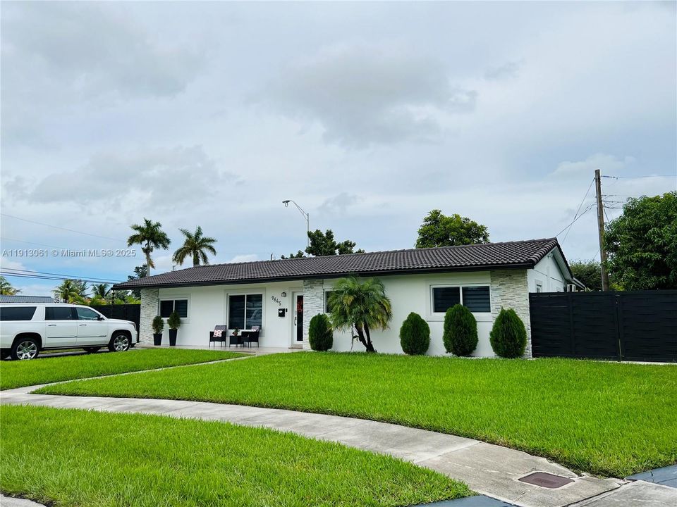 Active With Contract: $965,000 (4 beds, 3 baths, 2314 Square Feet)