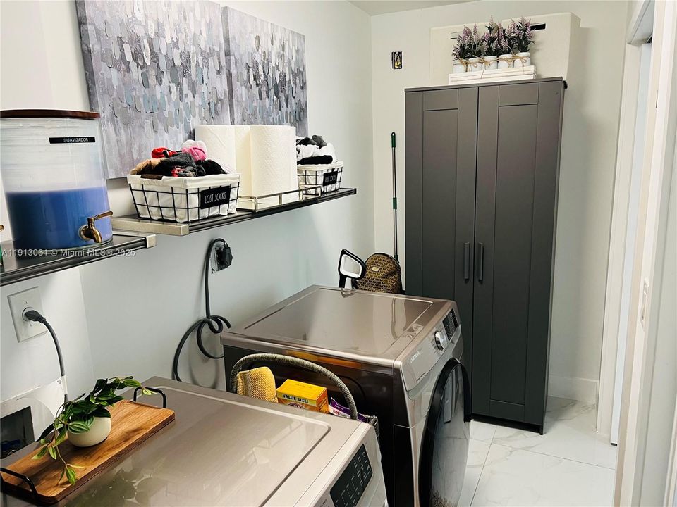 Active With Contract: $965,000 (4 beds, 3 baths, 2314 Square Feet)