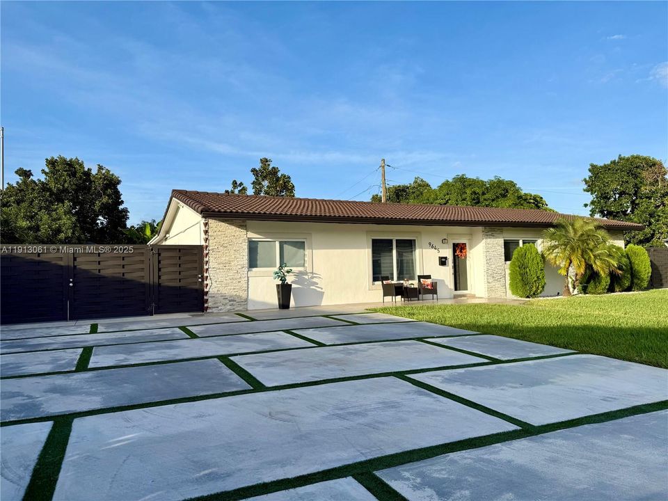 Active With Contract: $965,000 (4 beds, 3 baths, 2314 Square Feet)