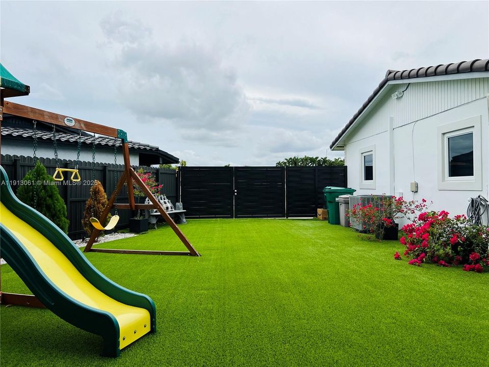 Active With Contract: $965,000 (4 beds, 3 baths, 2314 Square Feet)