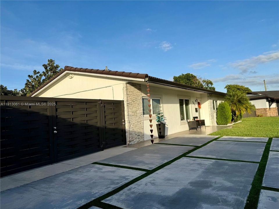 Active With Contract: $965,000 (4 beds, 3 baths, 2314 Square Feet)