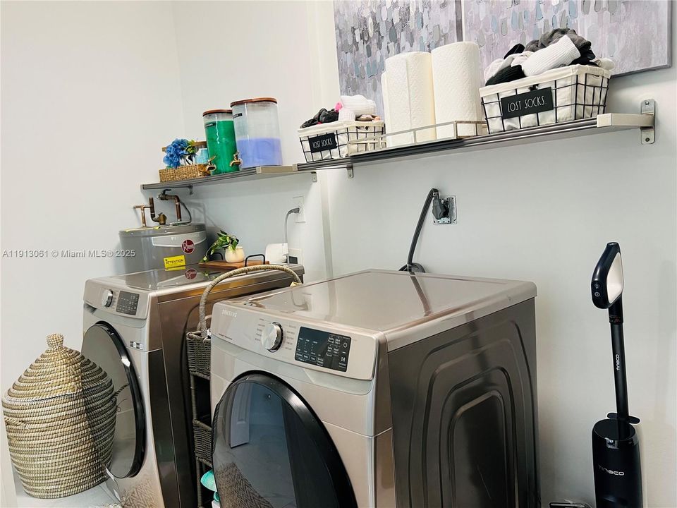 Active With Contract: $965,000 (4 beds, 3 baths, 2314 Square Feet)