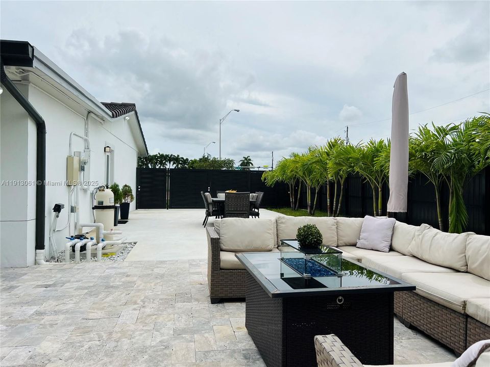 Active With Contract: $965,000 (4 beds, 3 baths, 2314 Square Feet)