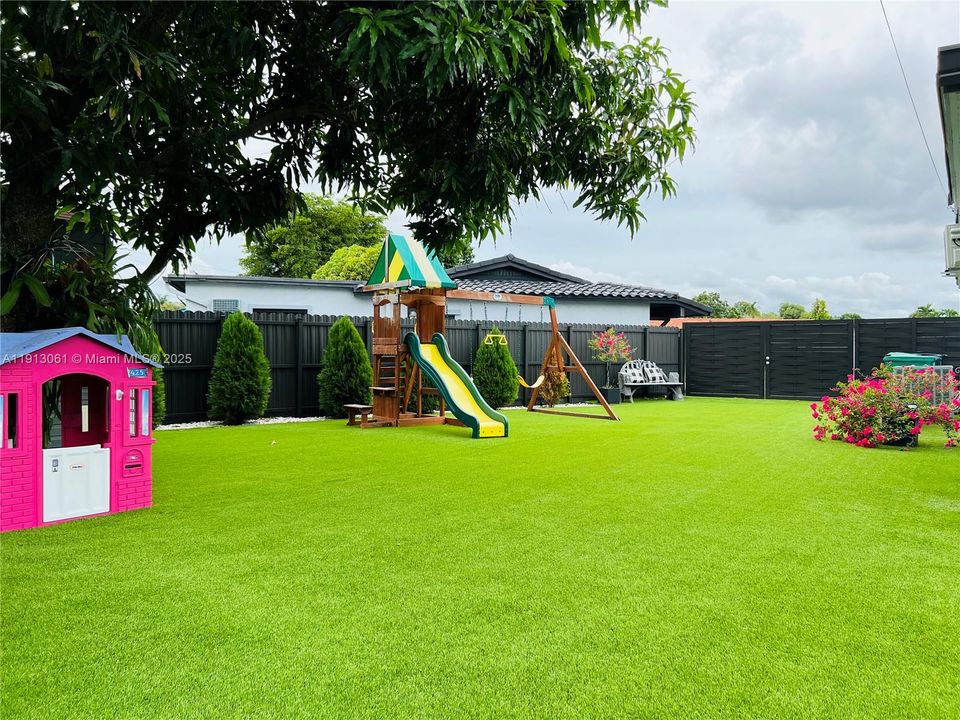 Active With Contract: $965,000 (4 beds, 3 baths, 2314 Square Feet)