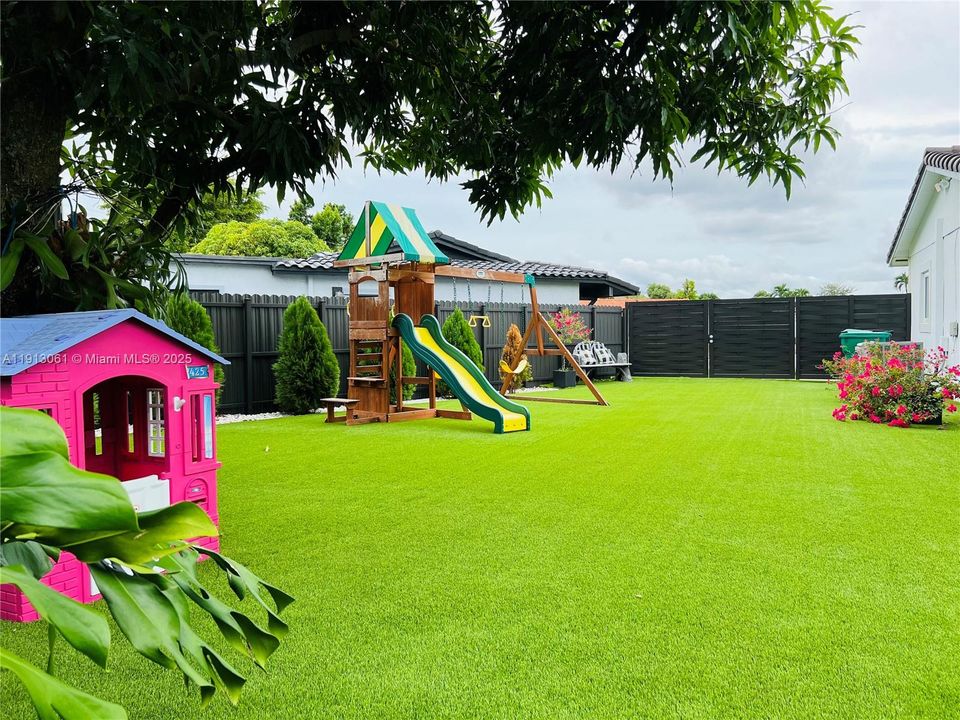 Active With Contract: $965,000 (4 beds, 3 baths, 2314 Square Feet)