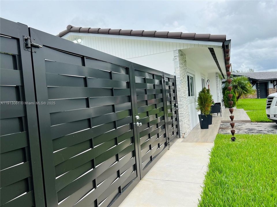 Active With Contract: $965,000 (4 beds, 3 baths, 2314 Square Feet)