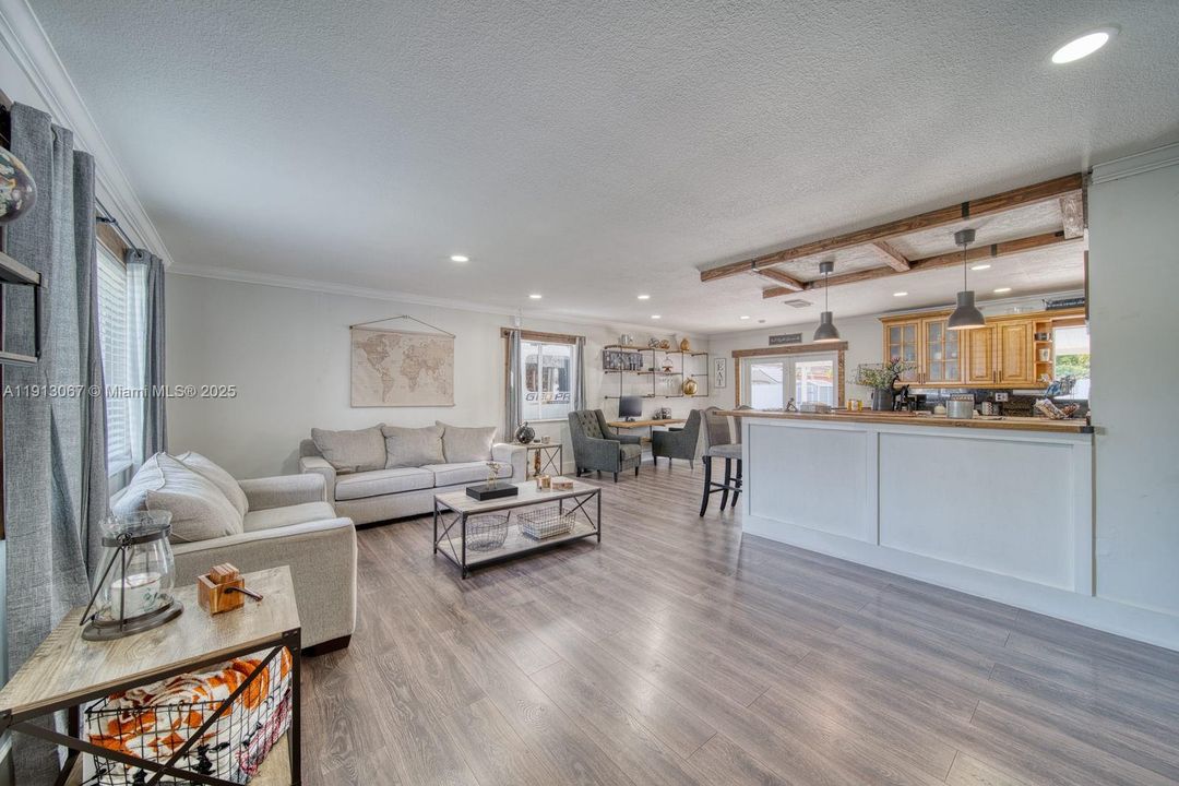 Под контрактом: $539,000 (3 спален, 2 ванн, 1260 Квадратных фут)