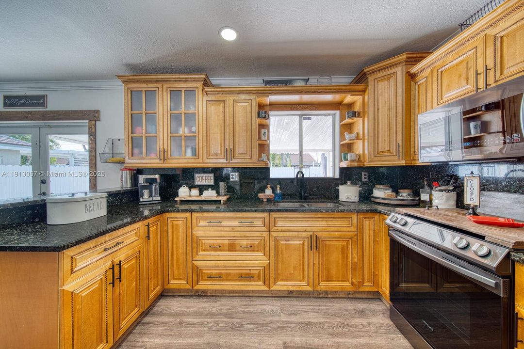 Под контрактом: $539,000 (3 спален, 2 ванн, 1260 Квадратных фут)