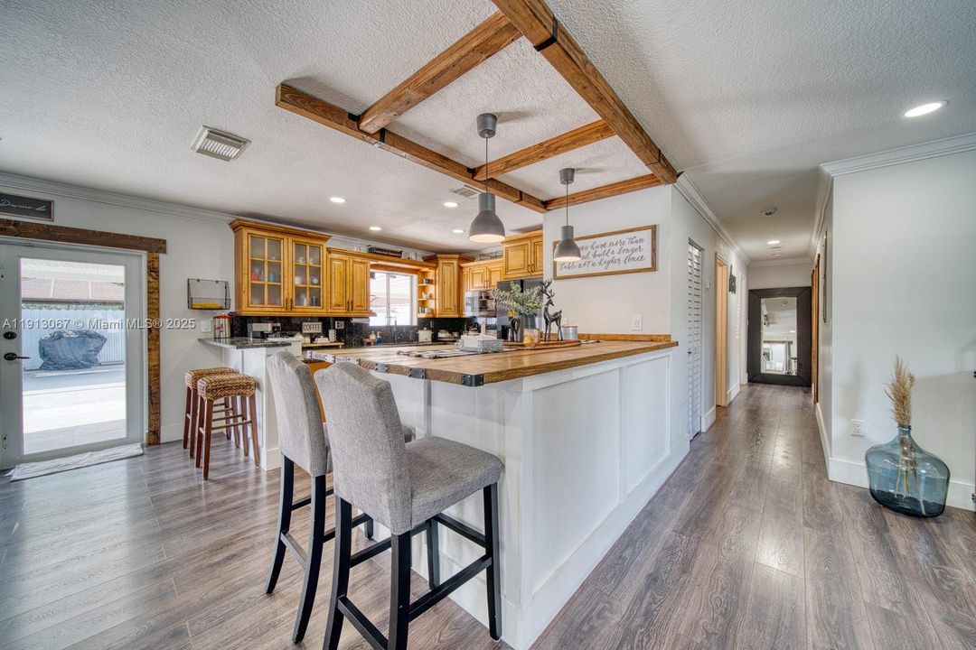 Под контрактом: $539,000 (3 спален, 2 ванн, 1260 Квадратных фут)