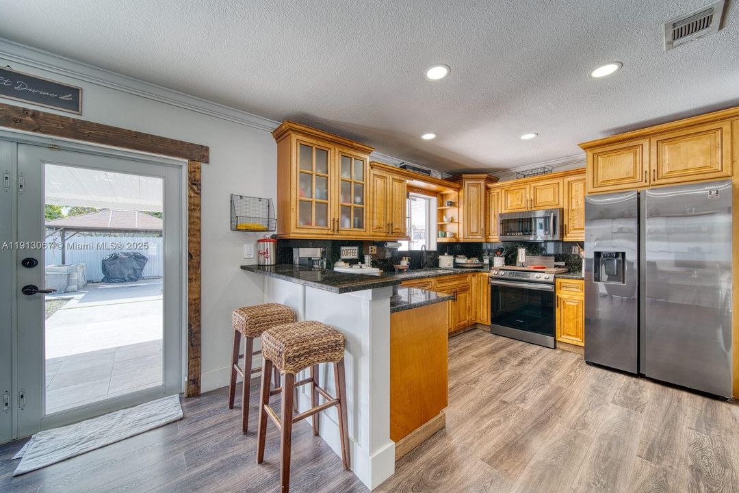 Под контрактом: $539,000 (3 спален, 2 ванн, 1260 Квадратных фут)