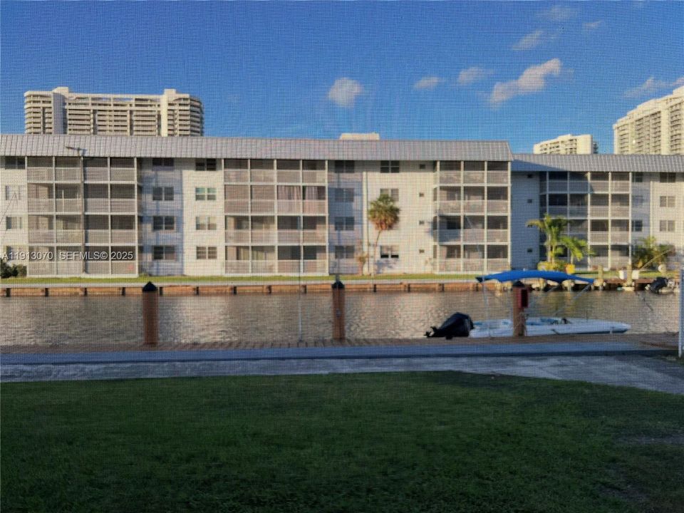 For Sale: $210,000 (2 beds, 2 baths, 1110 Square Feet)