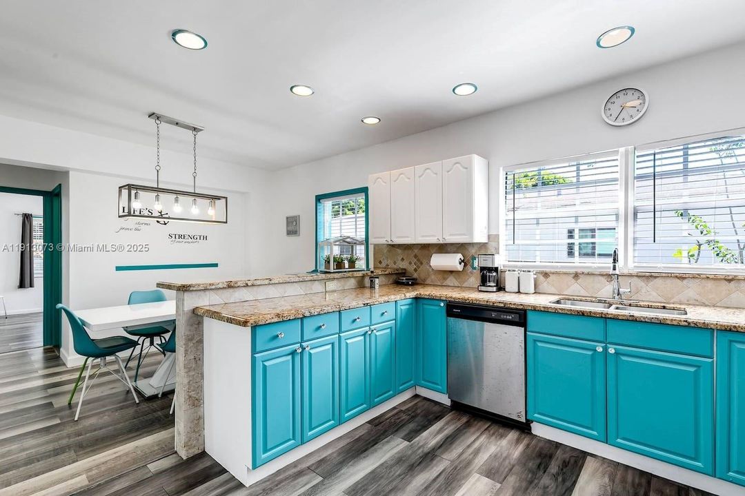 合同活跃: $3,200 (3 贝兹, 2 浴室, 2340 平方英尺)