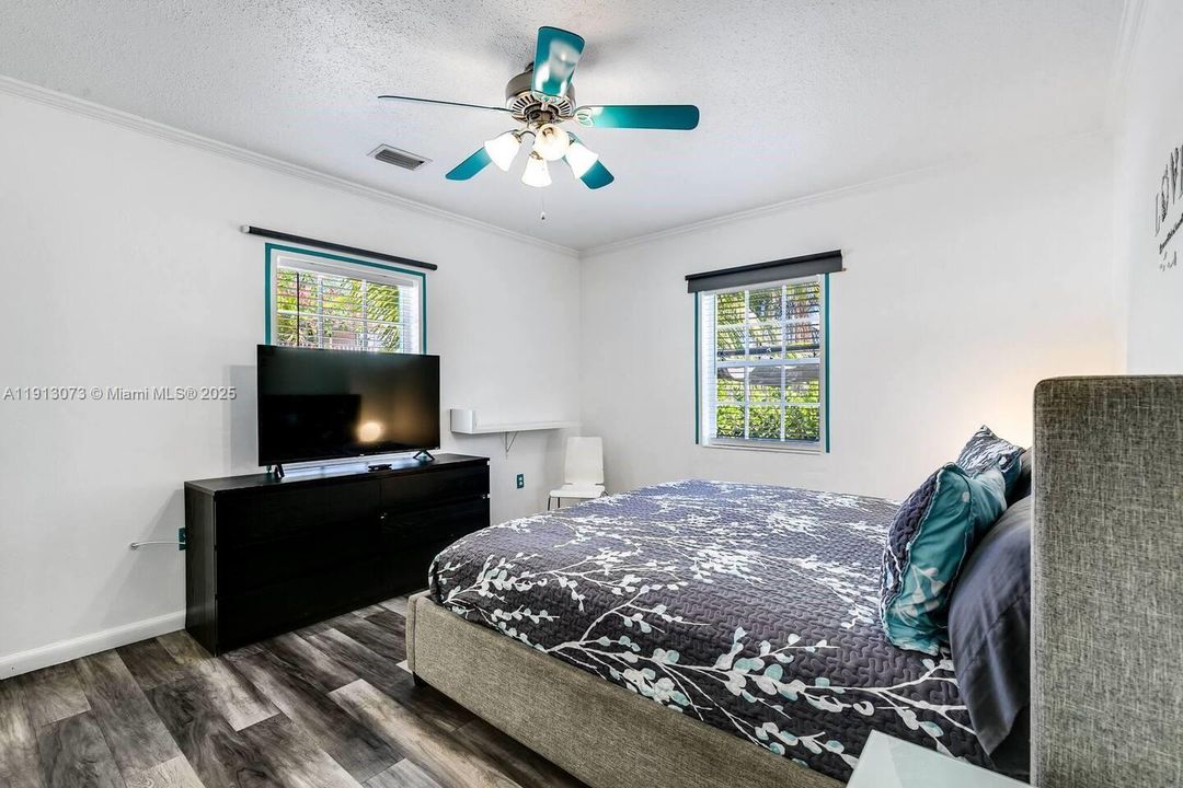 合同活跃: $3,200 (3 贝兹, 2 浴室, 2340 平方英尺)