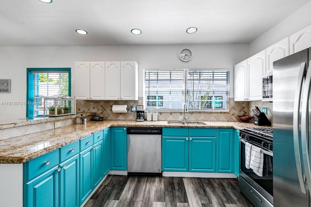 合同活跃: $3,200 (3 贝兹, 2 浴室, 2340 平方英尺)