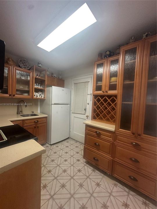 For Sale: $79,000 (1 beds, 1 baths, 883 Square Feet)
