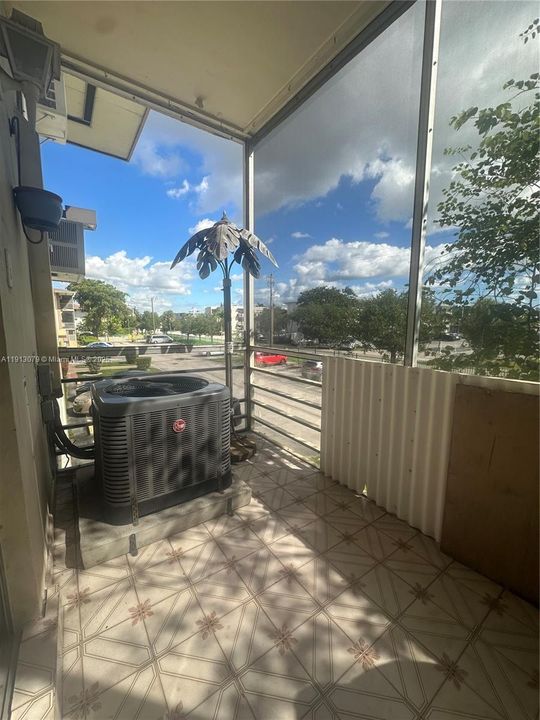 For Sale: $79,000 (1 beds, 1 baths, 883 Square Feet)