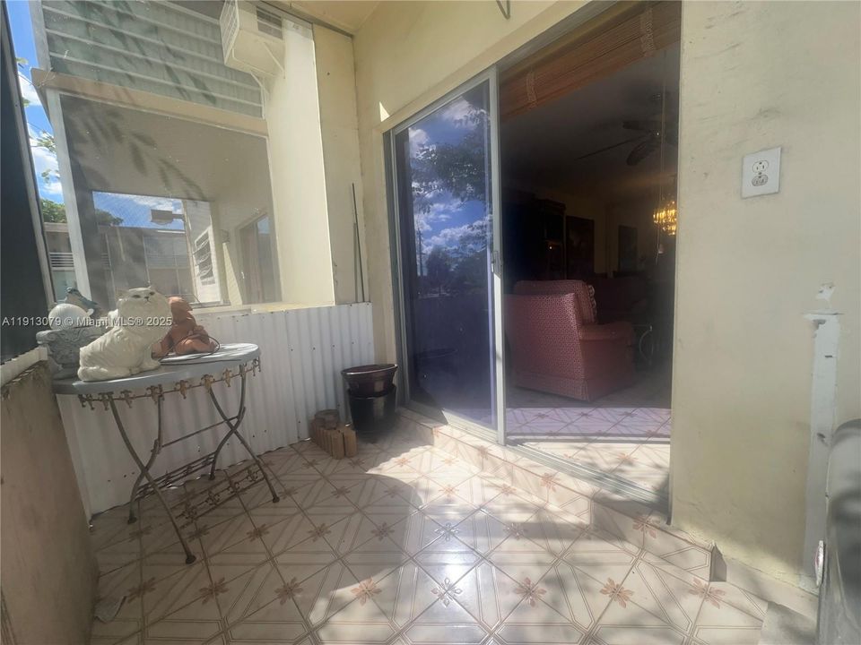 For Sale: $79,000 (1 beds, 1 baths, 883 Square Feet)