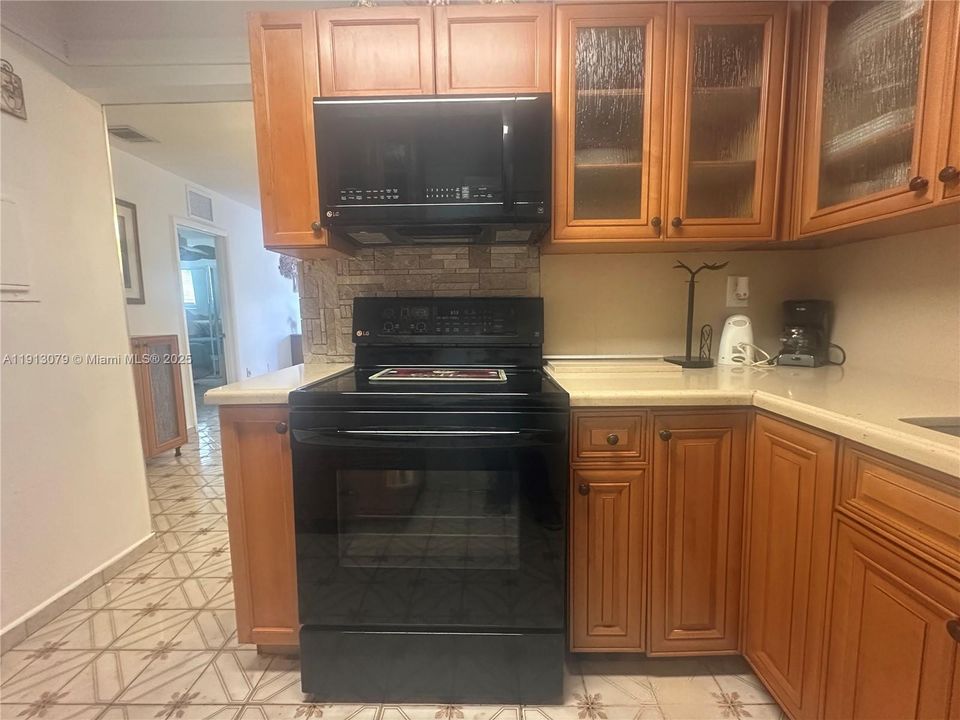 For Sale: $79,000 (1 beds, 1 baths, 883 Square Feet)