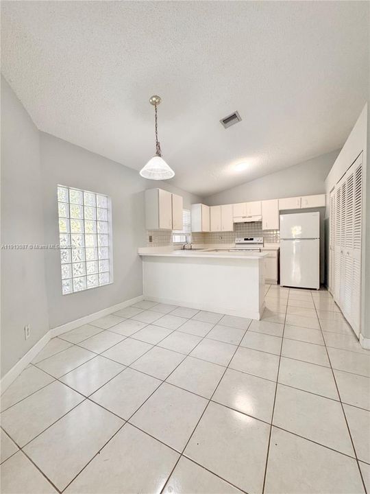 For Rent: $2,250 (2 beds, 2 baths, 1185 Square Feet)