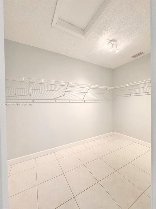 For Rent: $2,250 (2 beds, 2 baths, 1185 Square Feet)