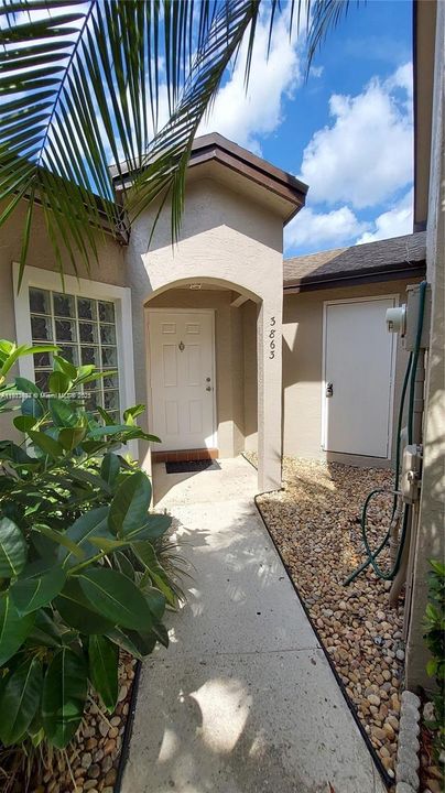 For Rent: $2,250 (2 beds, 2 baths, 1185 Square Feet)