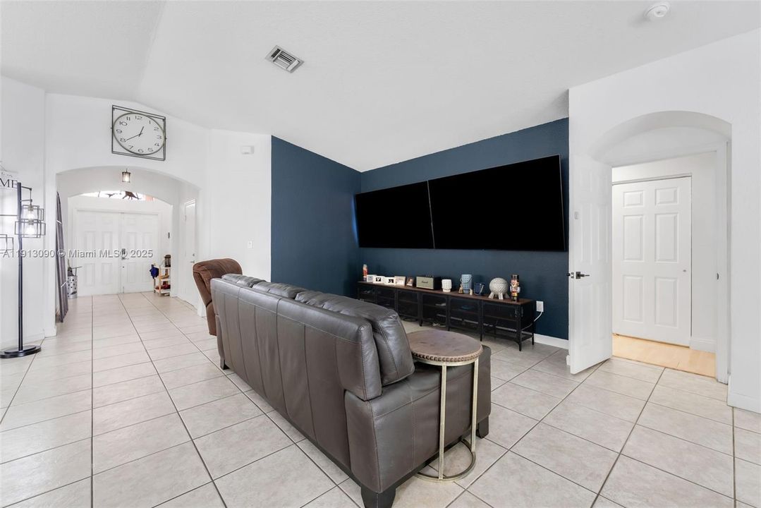 For Sale: $639,000 (3 beds, 2 baths, 1978 Square Feet)